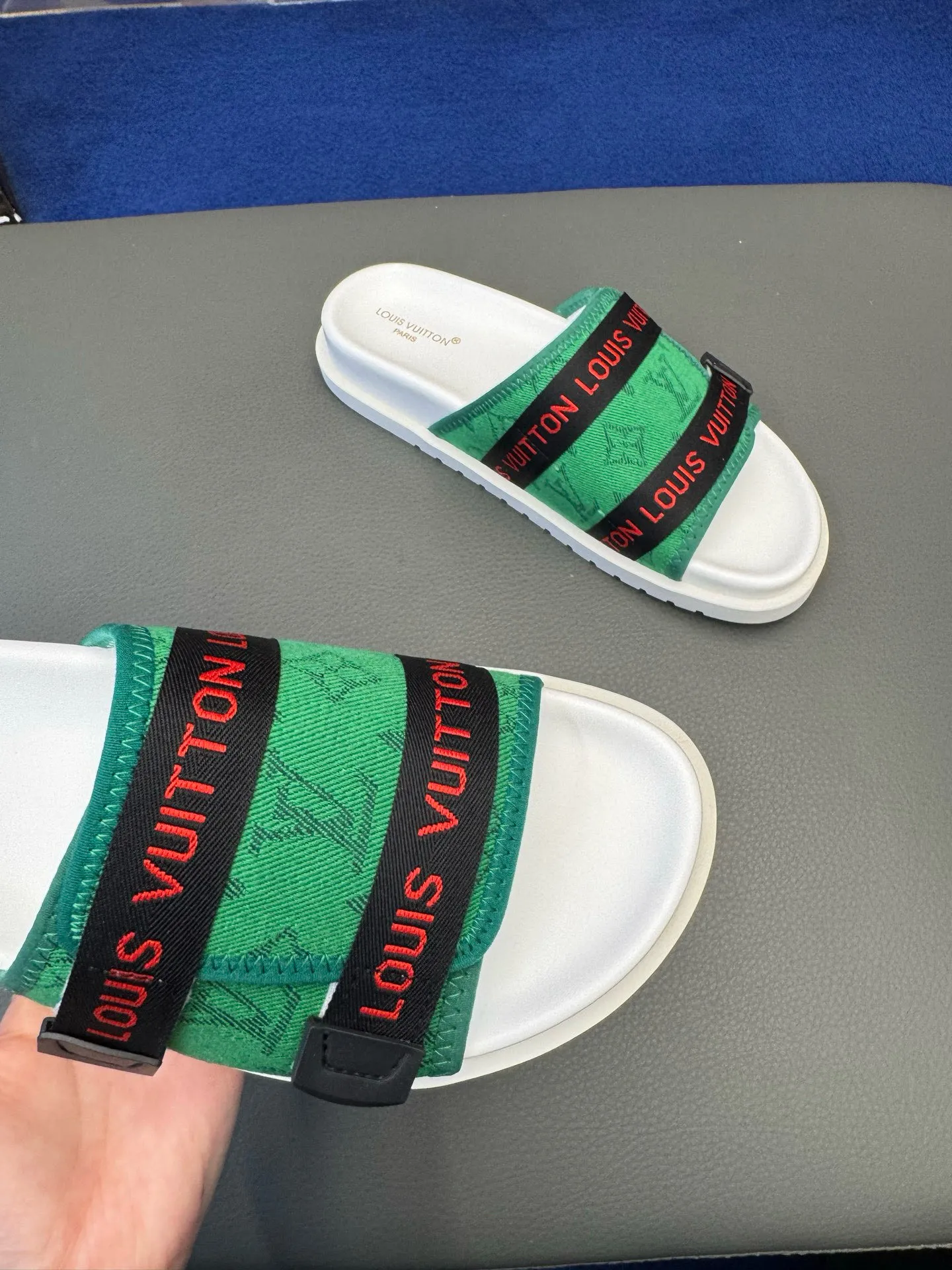 [L Home] P: 340💰Size: 38-45 Top purchasing lv men's summer slippers, classic presbyopia with soft real leather lining, unique color splicing effect, distinctive personality, fashionable and trendy essential style, light and comfortable. Lightweight and tough rubber insole, micro ridged foam outsole, super comfortable!
